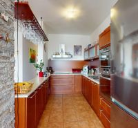 Küche mit Steinverkleidung und modernen Geräten in einer 4-Zimmer-Wohnung.