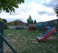 Garten mit Rutsche bei einer 4-Zimmer-Wohnung in der Družstevná-Straße in Hamuliakovo.