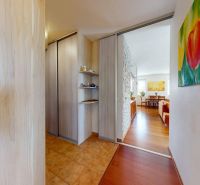 In der 4-Zimmer-Wohnung gibt es Kleiderschränke, Bilder und einen Boden mit Holzdekor.