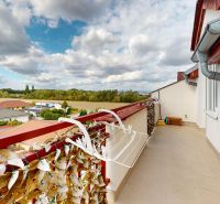 Balkon mit Blick ins Grüne in der Družstevná-Straße, Hamuliakovo, 4-Zimmer-Wohnung.