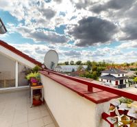 Ein Balkon mit Blick auf die Družstevná-Straße in Hamuliakovo bietet den Raum einer 4-Zimmer-Wohnung.