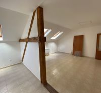 Dachbodenkantoor mit Holzbalken und schrägen Fenstern, Boden mit Holzdekor.
