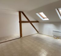 Dachbodenkantoor mit Keramikboden und Dachfenstern, Holzbalken.