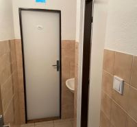Tür zur Toilette mit der Aufschrift 