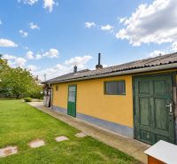 Der Garten eines Einfamilienhauses in Mosonmagyaróvár mit Rasen und Bäumen.