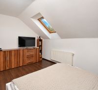 Dachbodenschlafzimmer mit Holzboden in einem Einfamilienhaus.
