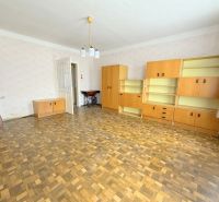 Wohnzimmer mit Holzboden, hellen Möbeln und einem Kaminofen in einem Einfamilienhaus.