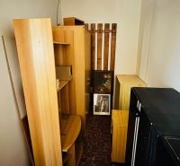 Abstellraum mit Holzelementen, Regalen und Schränken in einer 3-Zimmer-Wohnung.
