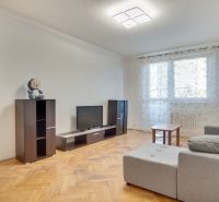Wohnzimmer in einer Zweizimmerwohnung mit Holzboden und hellem Interieur.