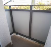 Balkon in einer 2-Zimmer-Wohnung mit Blick ins Grüne in Nové Zámky.