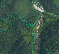 Luftaufnahme von Grundstücken in der Region Oščadnica mit sichtbaren Parzellen und Straßen.