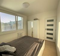 Schlafzimmer in einer 3-Zimmer-Wohnung mit Bett, Schrank, Fenster und modernen Türen.