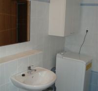 Badezimmer in einer 3-Zimmer-Wohnung mit Waschbecken und Waschmaschine.