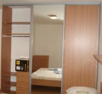 Schlafzimmer mit Holzboden und Einbauschrank in einer 3-Zimmer-Wohnung.