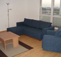 Wohnzimmer mit Sofa und Tisch in einer 3-Zimmer-Wohnung.