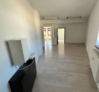Innenraum eines Büros mit Holzboden und hellen Wänden.