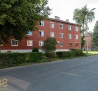 Das rote Ziegelgebäude, umgeben von Grün, in der Straße 9. mája in der Stadt Svit.