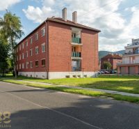 Wohnhaus in der 9. Mai-Straße in der Stadt Svit, neben einer grünen Rasenfläche.