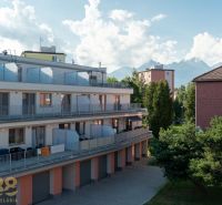 Wohnkomplex in der 9. Mai Straße in der Stadt Svit mit Blick auf die Berge.
