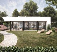 Ein Einfamilienhaus in Častkovce mit einer verglasten Fassade, Gartenmöbeln und einer gepflegten Rasenfläche.