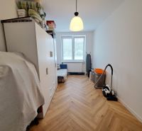 Ein helles Zimmer in einer 3-Zimmer-Wohnung mit Holzboden und Stauraum.