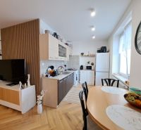 Küche und Esszimmer in einer 3-Zimmer-Wohnung mit Holzboden.