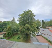 Blick aus einer 3-Zimmer-Wohnung in Poprad auf Grünflächen und Parkplätze vor den Gebäuden.
