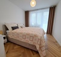 Schlafzimmer mit Doppelbett und Holzboden in einer 3-Zimmer-Wohnung.