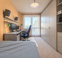 Unaufgeräumtes Schlafzimmer mit Schreibtisch und Schrank, 3-Zimmer-Wohnung.
