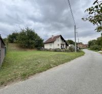 Ein Wohnhaus und eine Straße am Stadtrand von Medzianky, Wohnbaugrundstücke mit Rasen.