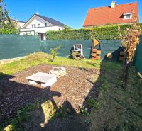 Der Garten des Einfamilienhauses in der Kupeckého Straße in Piešťany mit Rasen und Umzäunung.