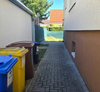 Einfamilienhaus in der Kupeckého-Straße in Piešťany, Abfallkörbe, schmaler Gehweg.
