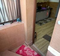 Treppe und Küche mit Holzboden in einem Einfamilienhaus.