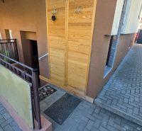 Fläche mit Pflastersteinen beim Einfamilienhaus in der Kupeckého-Straße in Piešťany.