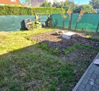 Der Garten des Einfamilienhauses in der Kupeckého Straße in Piešťany mit Rasen und Blumenbeet.