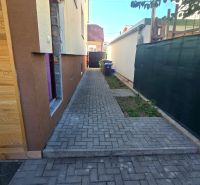 Der Balkon bei einem Einfamilienhaus in der Kupeckého-Straße in Piešťany mit Holztüren.