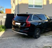 Ein Einfamilienhaus in der Kupeckého-Straße in Piešťany mit einem Auto vor der Garage.