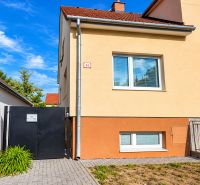 Einfamilienhaus in der Kupeckého-Straße in Piešťany mit eingezäuntem Hof und Eingangstor.