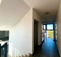 Treppe mit Aussicht auf die Umgebung in einer 3-Zimmer-Wohnung in der Straße Obrody, Košice - Stadtteil Západ.