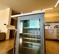 Küche in einer 3-Zimmer-Wohnung mit einem Weinkühlschrank und einem Boden in Holzoptik.