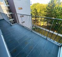 Balkon in einer 3-Zimmer-Wohnung in der Straße Obrody, Košice - Stadtteil Západ, mit Blick ins Grüne.
