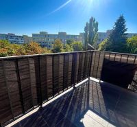 Balkon einer 3-Zimmer-Wohnung mit Blick ins Grüne in der Obrody-Straße, Košice - Stadtteil Západ.