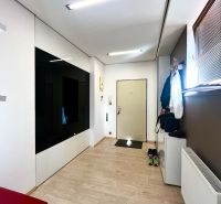 Eingang zu einer 3-Zimmer-Wohnung mit Holzboden und praktischem Stauraum.