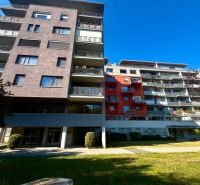 Wohnhaus in der Straße Obrody in Košice - Stadtteil Západ, mit Balkonen und Grünflächen.
