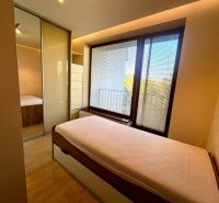 Schlafzimmer mit Holzboden und Einbauschrank in einer 3-Zimmer-Wohnung.