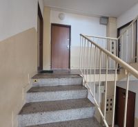 Die Treppe, die zu den Wohnungen in der Ďumbierska-Straße in Nitra führt, in der Nähe des Einzimmerapartments.