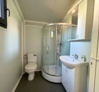 Badezimmer mit Dusche und Toilette in Besonderen Immobilien.
