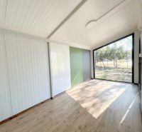 Innenraum von besonderen Immobilien mit Holzboden und großem Fenster.