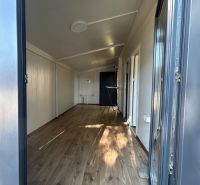 Ein Interieur mit Wänden in neutralen Farben, einem Boden mit Holzdekor, Besondere Immobilien.