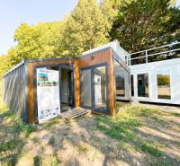 Ein Containergebäude in der Výstavná-Straße in Nitra, umgeben von Grünflächen. Ungewöhnliche Immobilien.